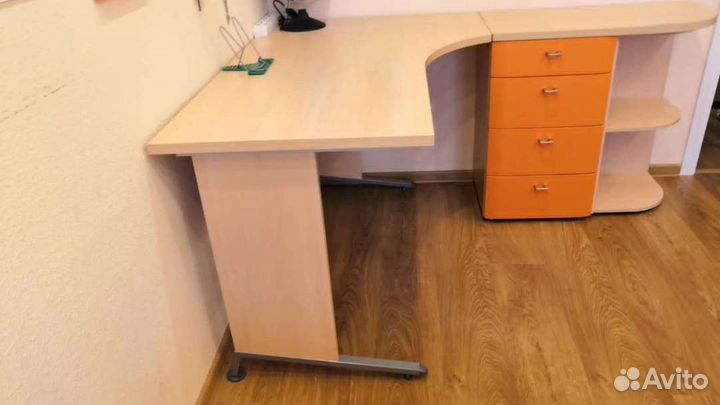 Угловой письменный стол