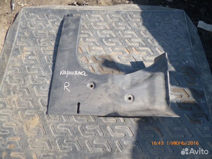Обшивка кузова правая Мицубиси Каризма