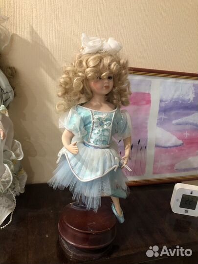 Кукла фарфоровая