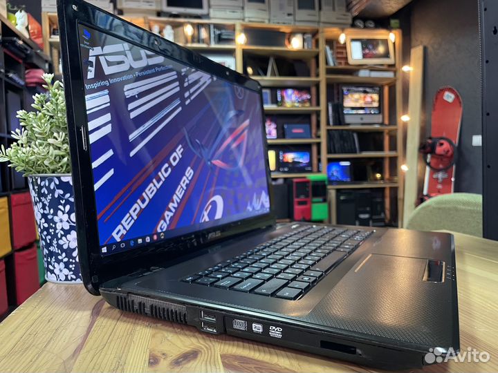 Ноутбук Asus / 17.3 / 4 ядра / Radeon / SSD + HDD