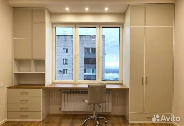 Стол у окна, рабочее место и шкафы под заказ
