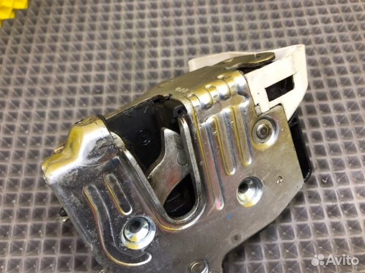 Замок двери задний правый Mercedes-Benz 190 W201