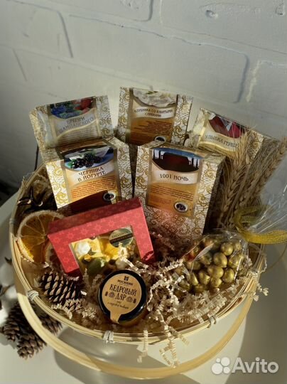 Чайный подарочный набор в круглой корзине