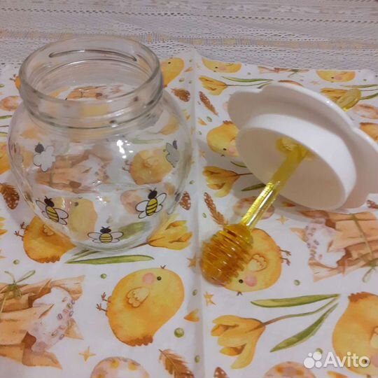 Банка для меда с ложкой