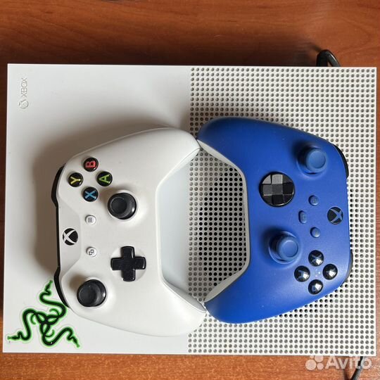 Xbox One s 2 геймпада 1tb