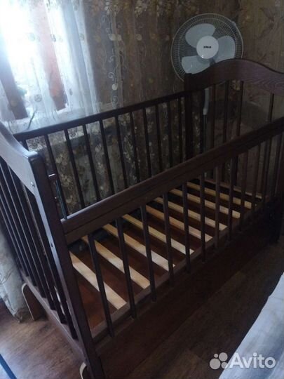 Детская кроватка с маятником и ящиком