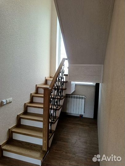 Лестница с площадкой на второй этаж