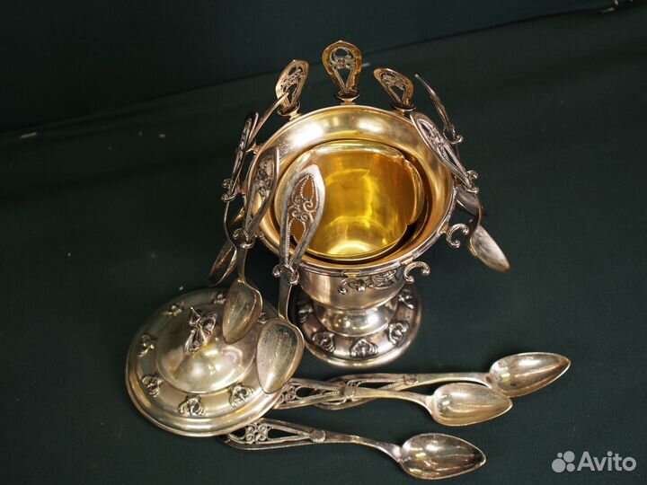 Антикварная серебренная икорница. Европа