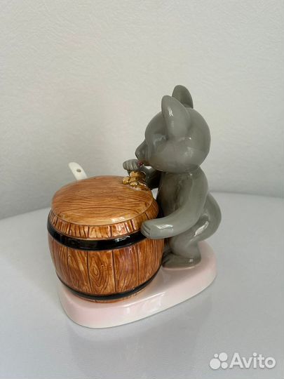 Фарфоровая статуэтка