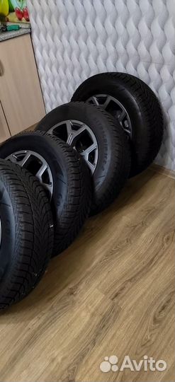 Goodyear UltraGrip Ice 215/65 R16