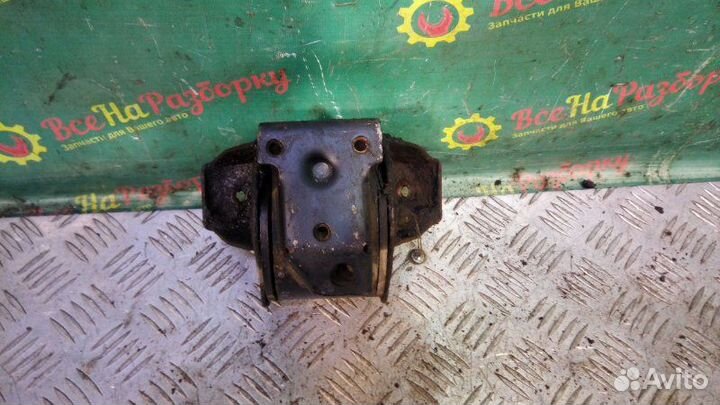 Подушка двигателя Volkswagen Passat B3 седан 1.8