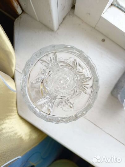 Маленькая хрустальная вазочка