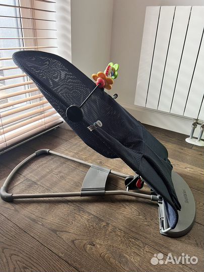 Шезлонг babybjorn с игрушкой