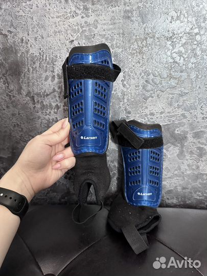 Щитки футбольные с защитой голеностопа Larsen