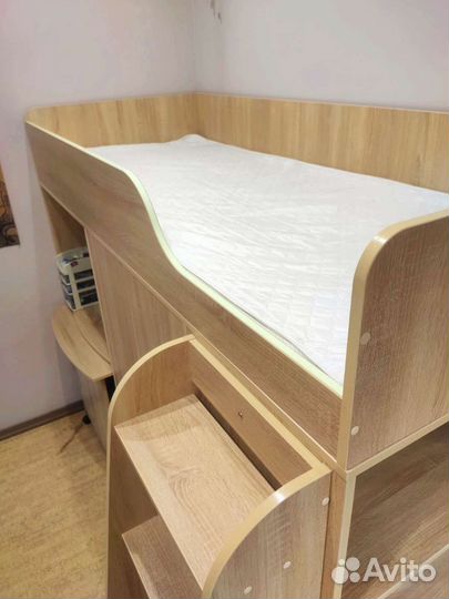 Детская кровать-чердак с рабочим столом