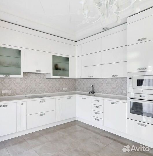 Угловая кухня в потолок. Кухонный гарнитур на зака