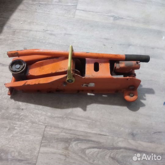 Домкрат подкатной 3 тонны бу