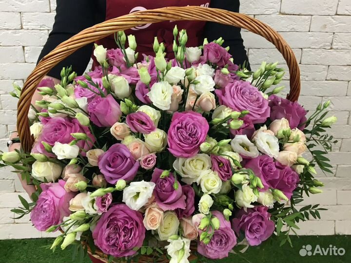 Цветочная корзина из роз и лизиантусов