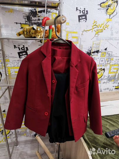 Бордовый костюм школьника