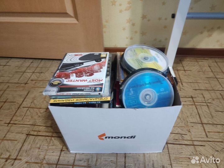 Аудио и видеокассеты, диски для декора