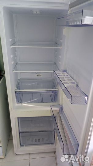 Холодильник новый двухкамерный Beko белого цвета