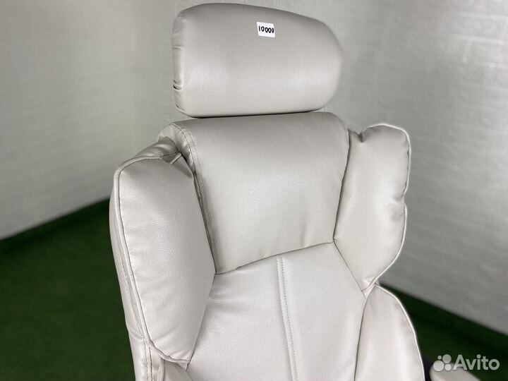 Офисное кресло руководителя белое