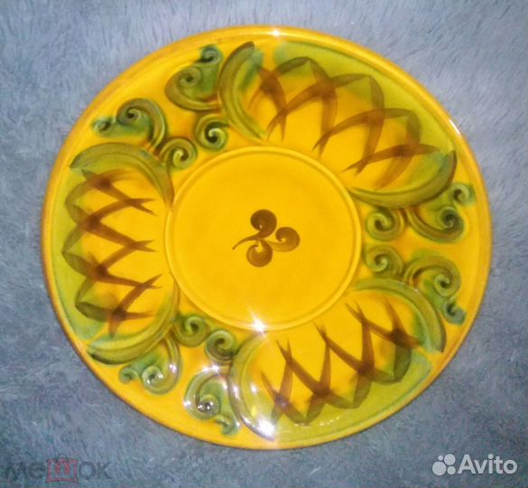 Блюдо, фаянс, диаметр-26 см, глубина-6 см, желтое
