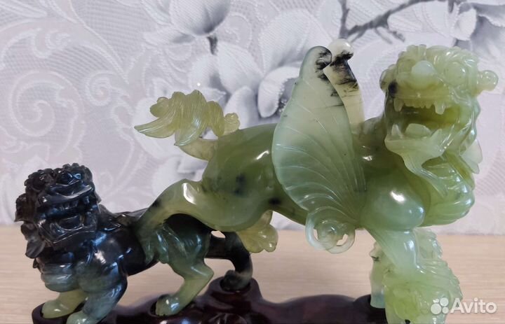 Статуэтка из нефрита Семья крылатых львов
