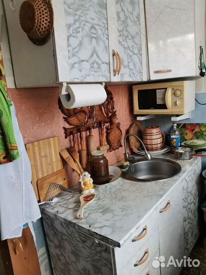 Кухонный гарнитур с мойкой и смесителем