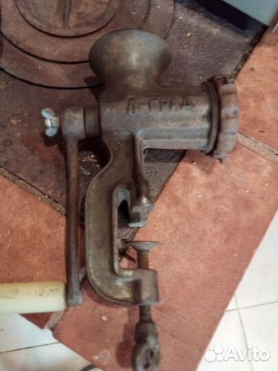 Мясорубка ручная чугунная