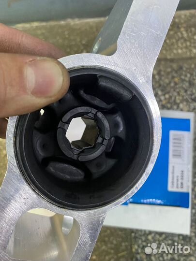 Сайлентблок задний правый переднего рычага VW Golf