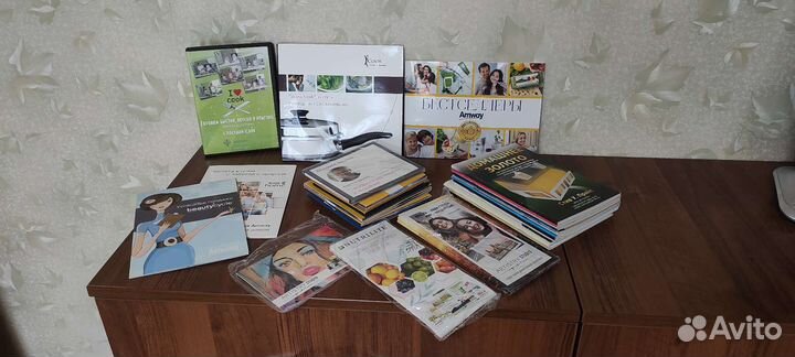 В одни руки- литература диски и раздаточные флаеры