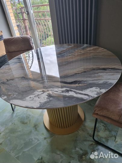 Стол из керамогранита круглый