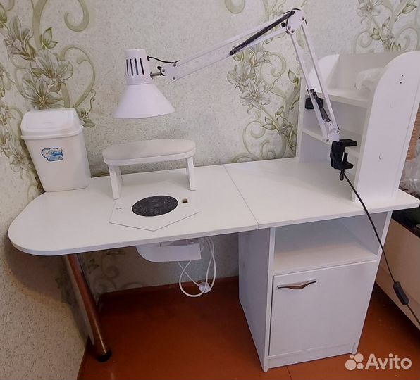 Маникюрный стол с пылесосом