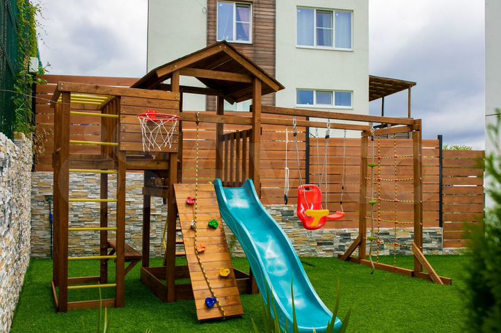 Коттедж 202 м² на участке 5 сот.