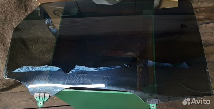 Продам заднее правое стекло