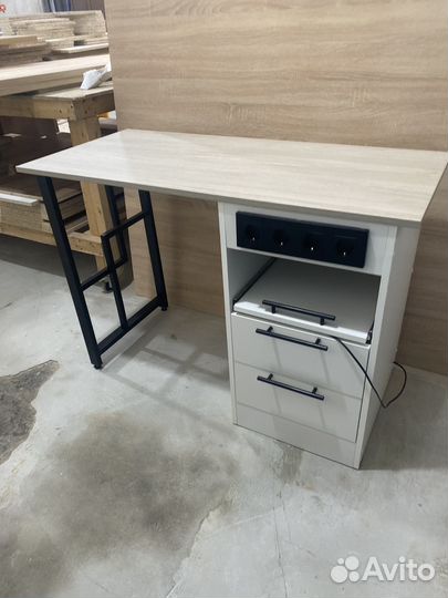 Маникюрный стол