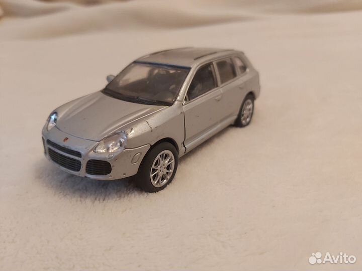 Модель Welly 42348 Porsche Cayenne Turbo