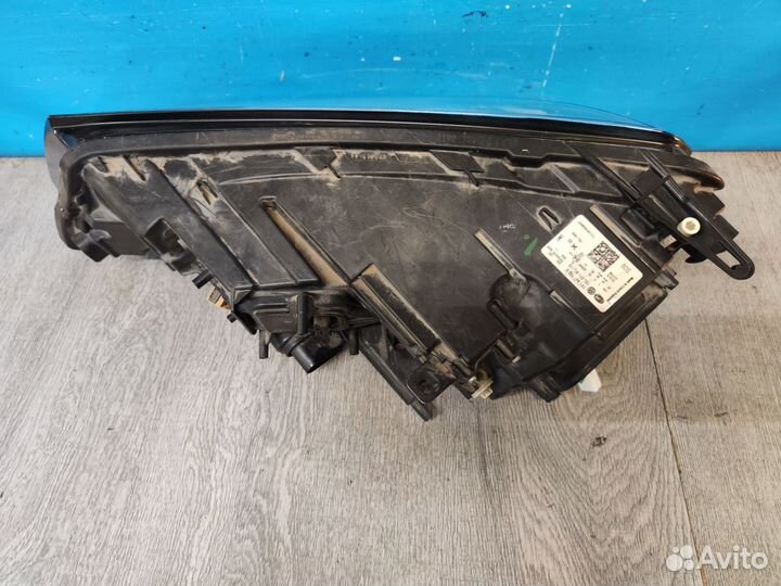 Фара правая Volkswagen Touareg 2014-2018