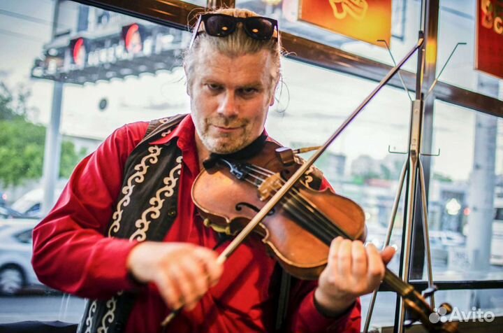 Скрипач с аппаратурой