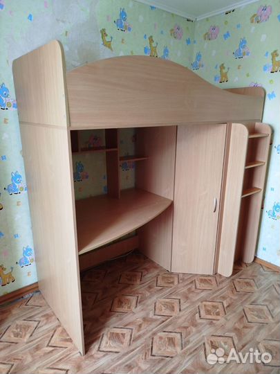 Детская кровать чердак со столом и шкафом
