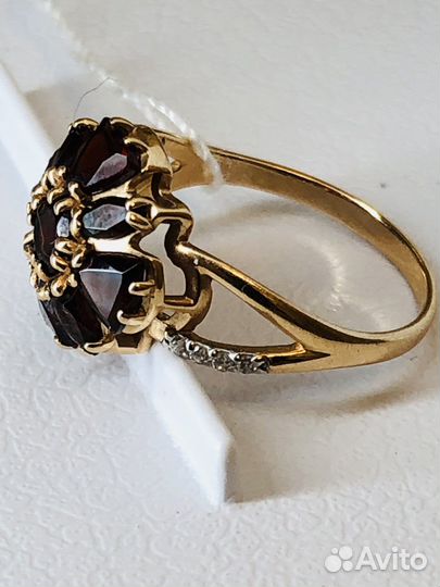 Золотое кольцо с гранатом
