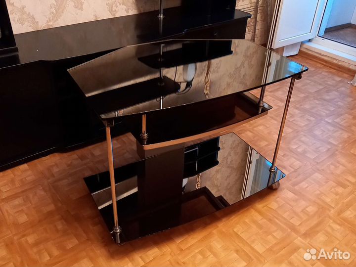 Зеркальный стол под телевизор