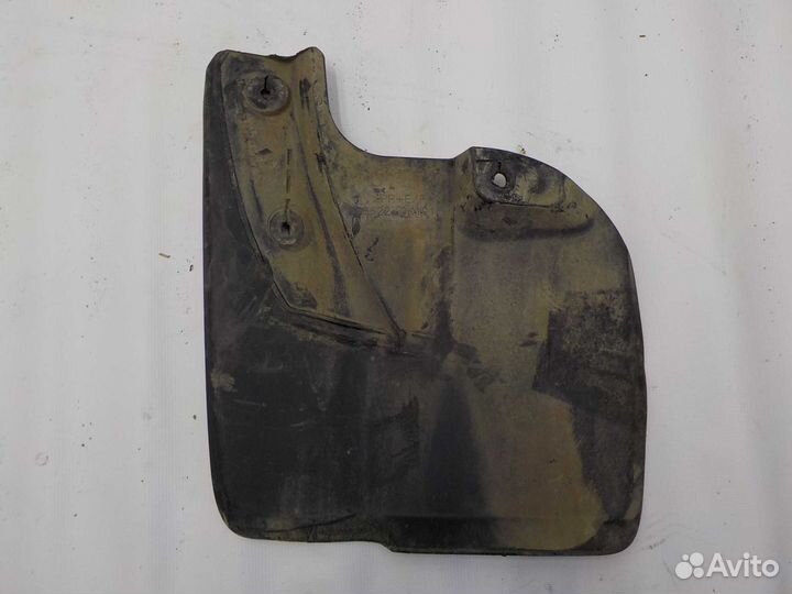 Брызговик toyota fortuner передний левый