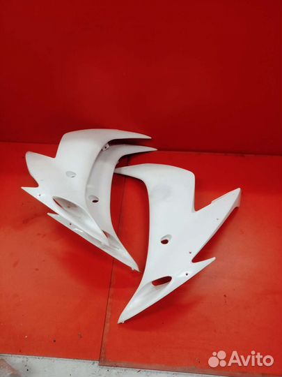 Пластик боковой Yamaha R1 04-06