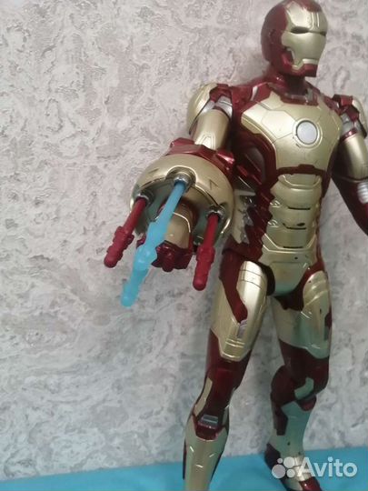 Большой железный человек робот музыкальный