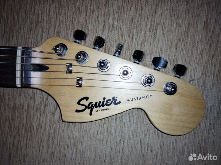 Электрогитара Squier by fender Mustang