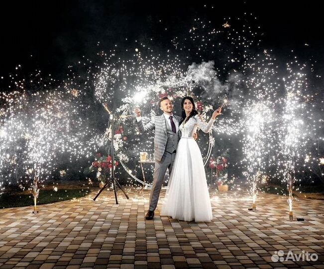 Холодные фонтаны, тяжелый дым, конфетти, снег