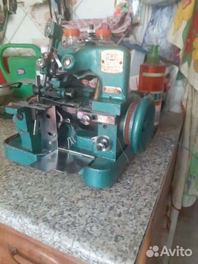 Швейная машинка оверлок