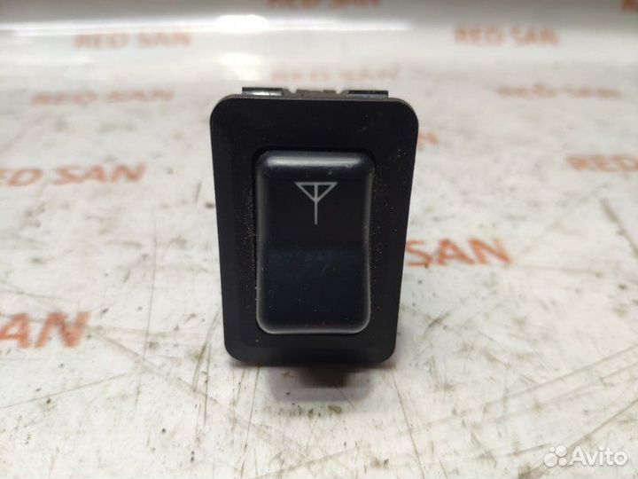 Кнопка поднятия антенны Mitsubishi Pajero Sport